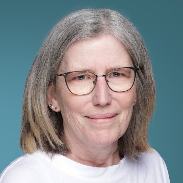 Petra Ziem Porträt einer Frau mit Brille und mittellangen grauen Haaren, in einem hellen T-Shirt.