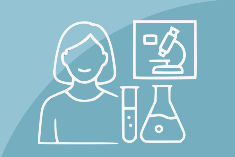 Eigenes Praxislabor Eine lächelnde Frau neben einem Mikroskop und zwei Chemieglasbehältern.